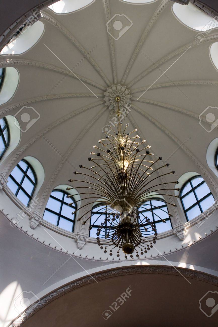 Lampadario, lucernario e soffitto per sfondo foto royalty free ...