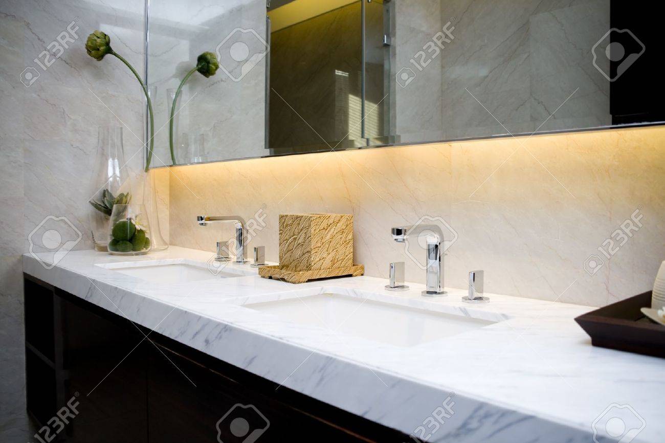 Moderno bagno con lavandini e specchio foto royalty free, immagini ...