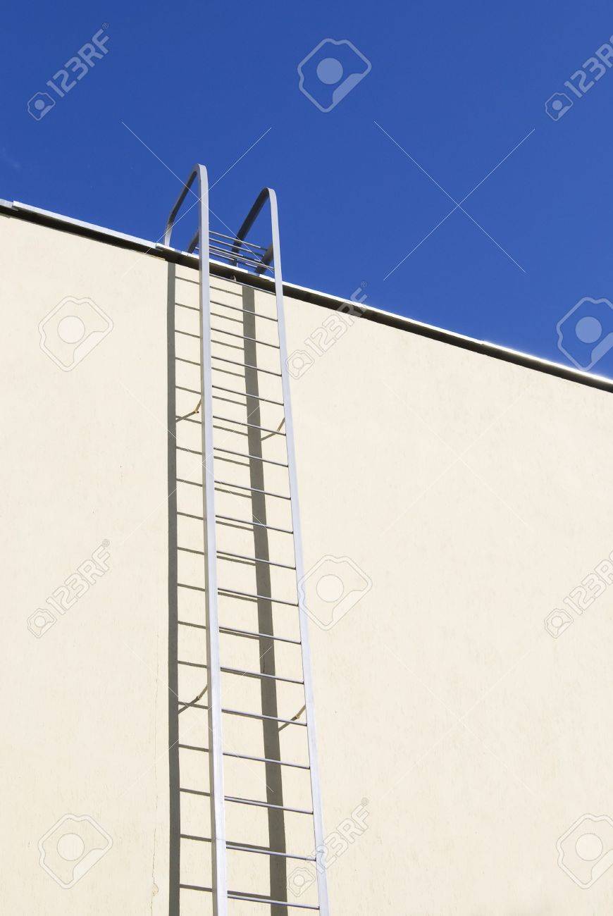 Staal nood ladder omhoog van de aarde naar de blauwe hemel ...
