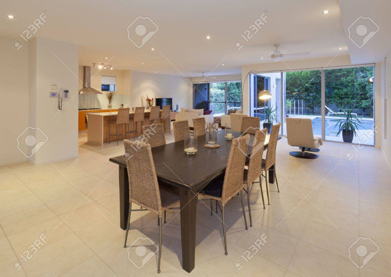 Table à manger en bois et une cuisine dans une maison moderne avec ...