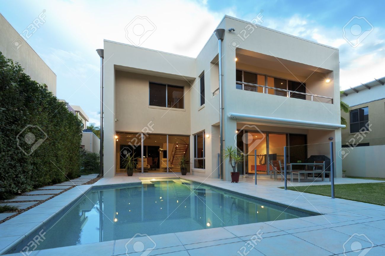 Luxueuse maison moderne avec piscine et jardin banque d'images et ...