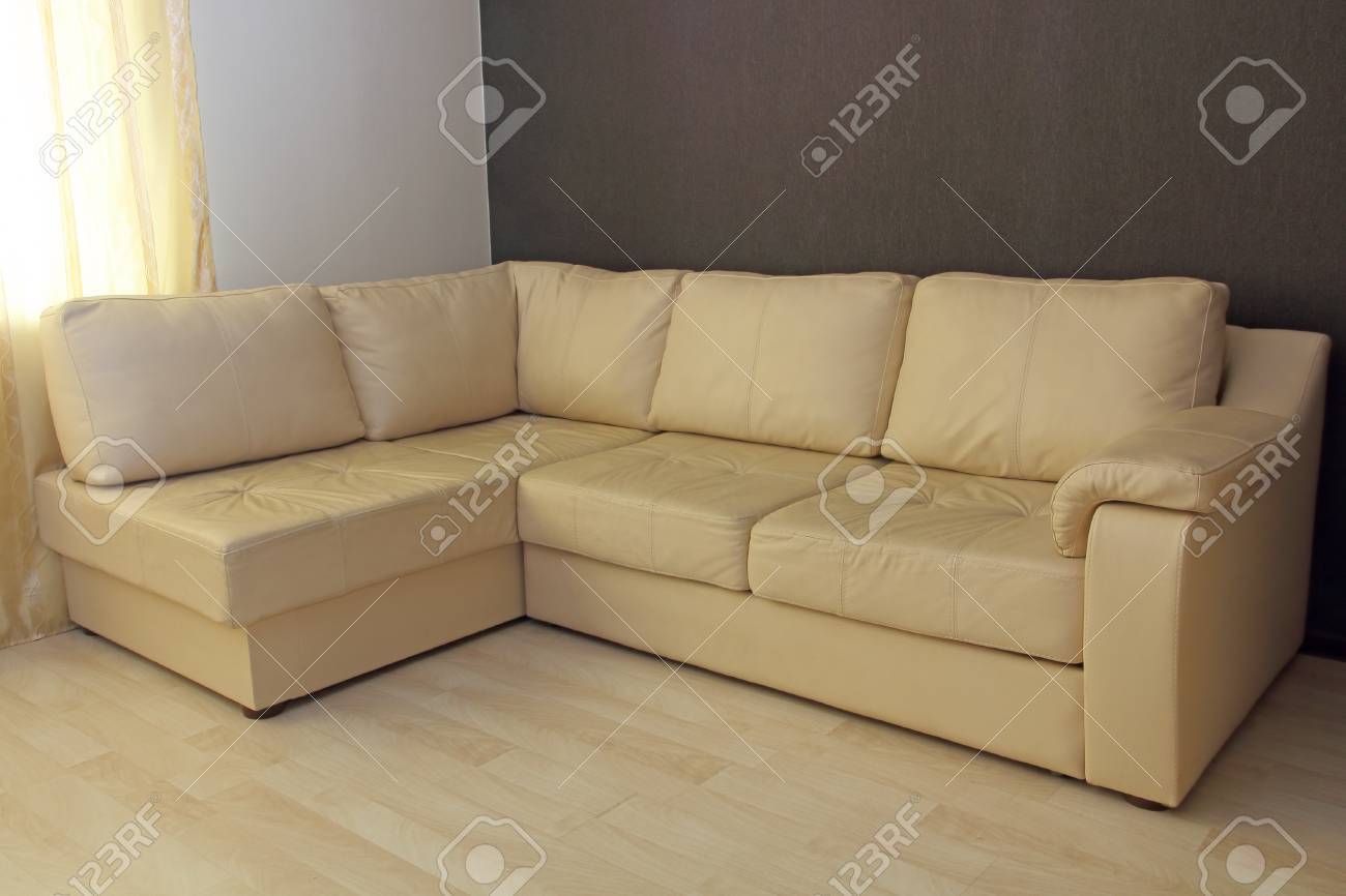 Modern beige hörn skinnsoffa i vardagsrummet. royalty fria ...