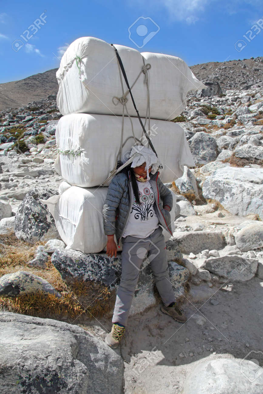 Everest Camp National Park Nepal 15 April 2017 Sherpa Portier Tragen Schwere Sacke Im Himalaya Auf Everest Base Camp Trek Nepal Sherpas Sind Elite Bergsteiger Und Experten In Den Bergen Des