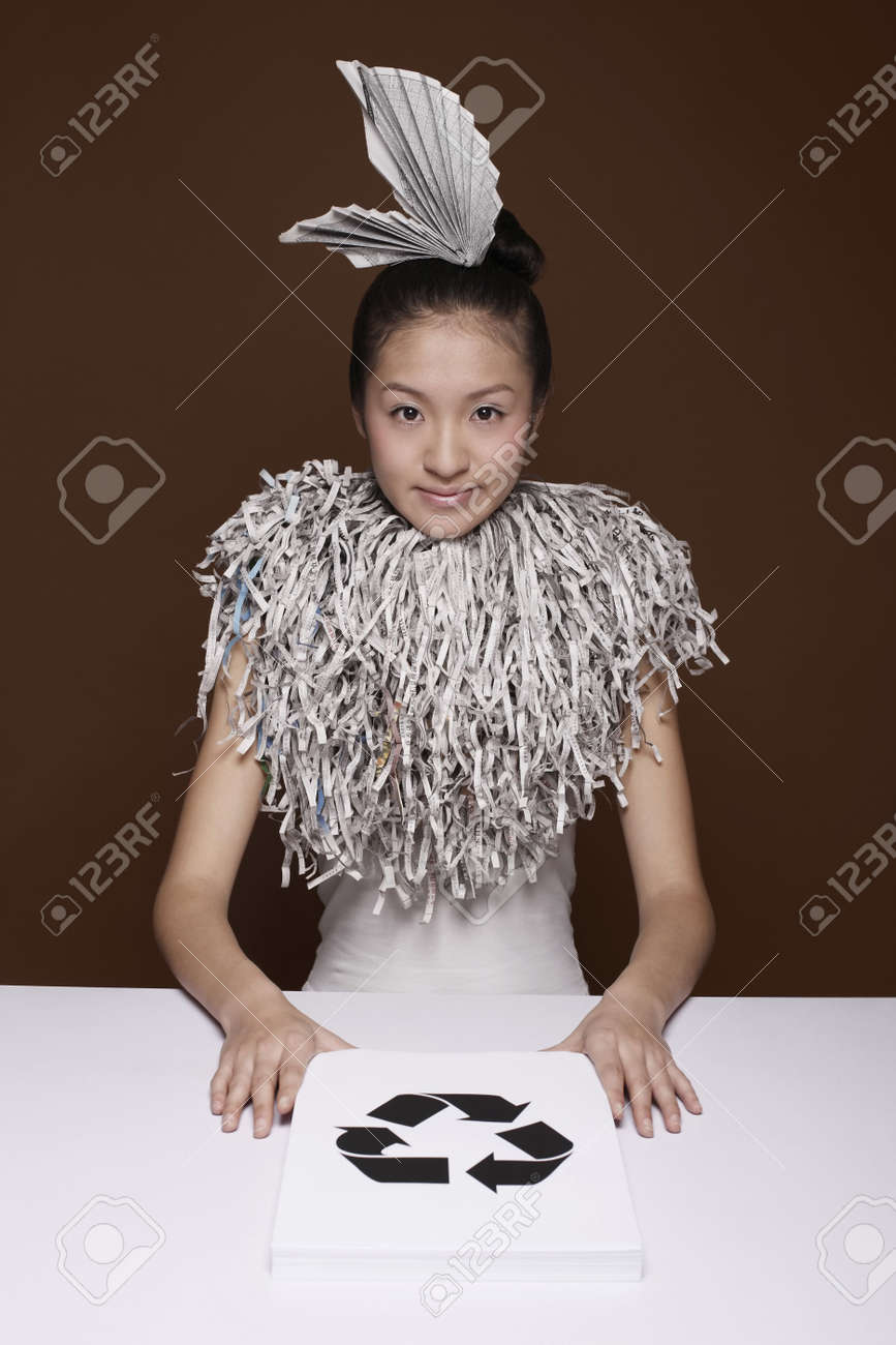 Mujer Y El Uso De Accesorios Periódico Desmenuzado Periódico Collar Con Una Pila De Reciclar El Papel Retratos, Imágenes Y Fotografía De Archivo Libres Derecho. Image 4653996.