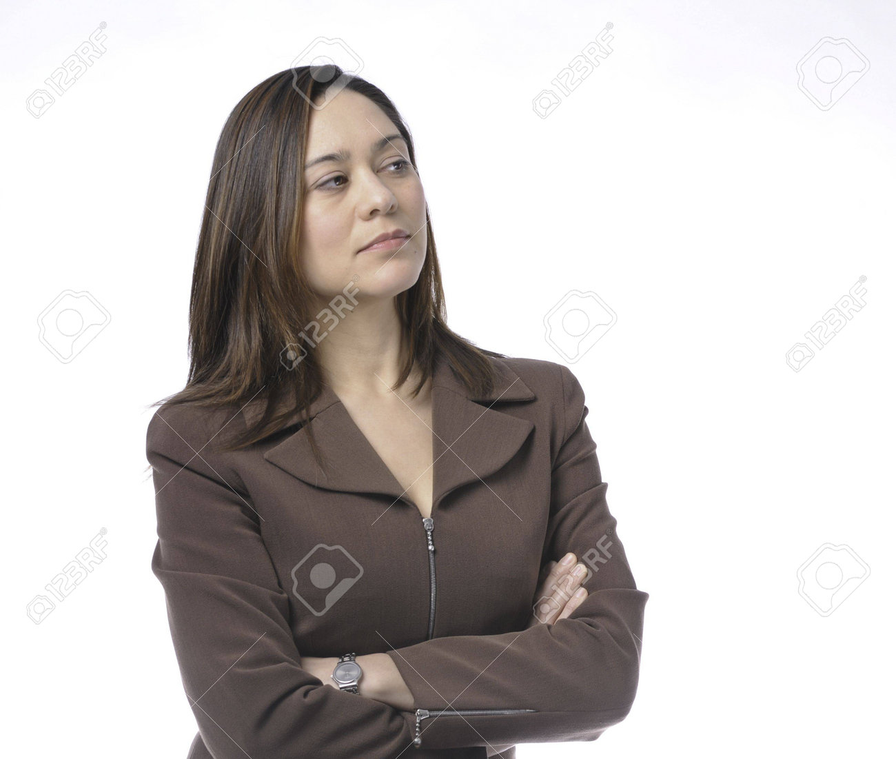 若い女性は腕を組んでいます 彼女はの混合レースです 茶色のスーツを