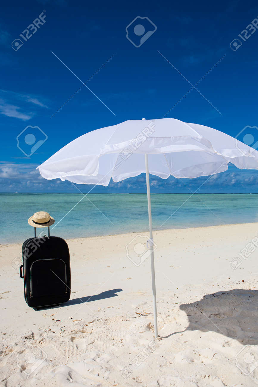 Chapeau De Soleil De Valise Noir Et Blanc Parasol à La Plage