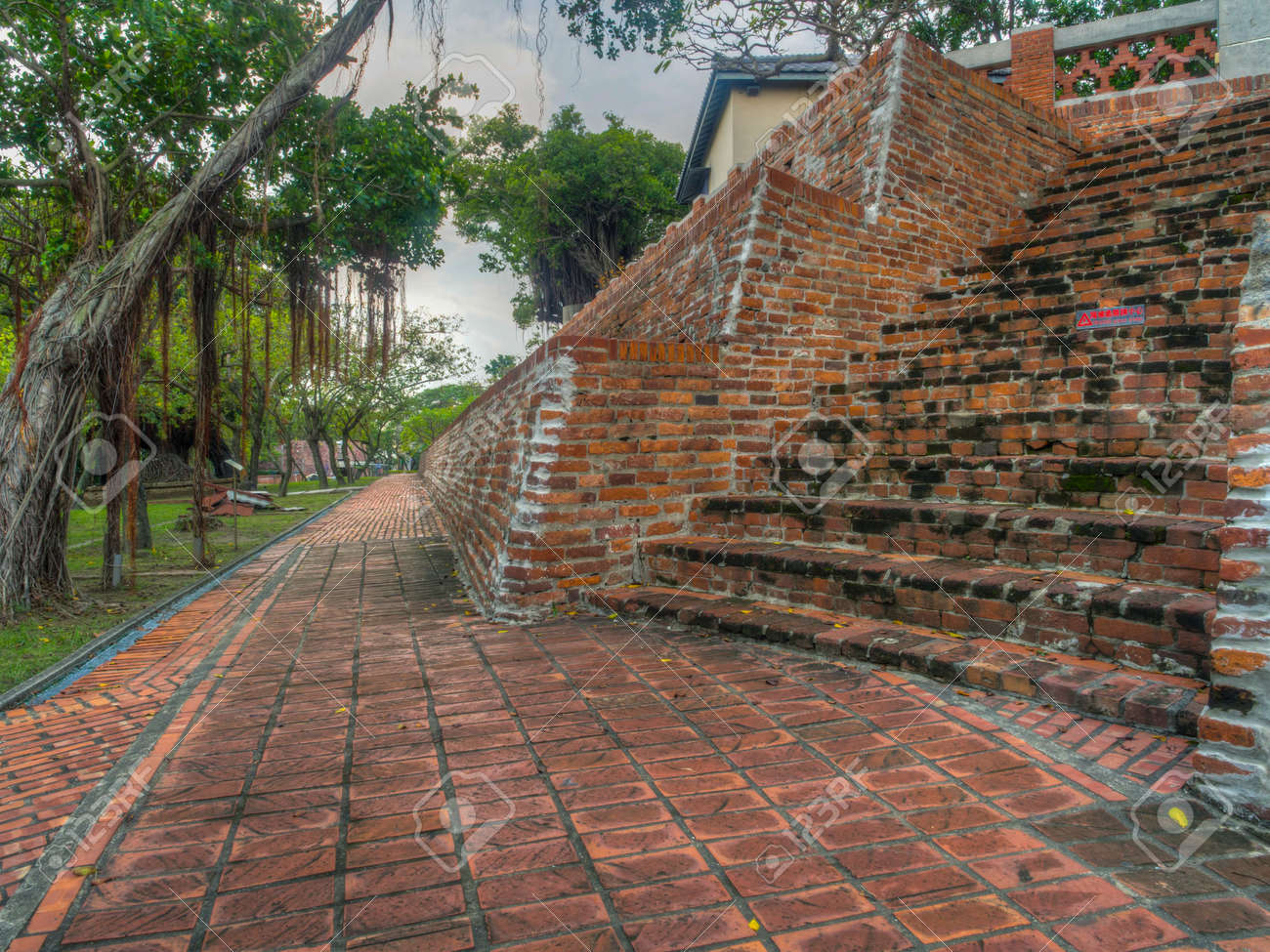 台南 台湾 16年10月10日 台南のアンピンフォートの塔の周りの古いレンガの壁 の写真素材 画像素材 Image