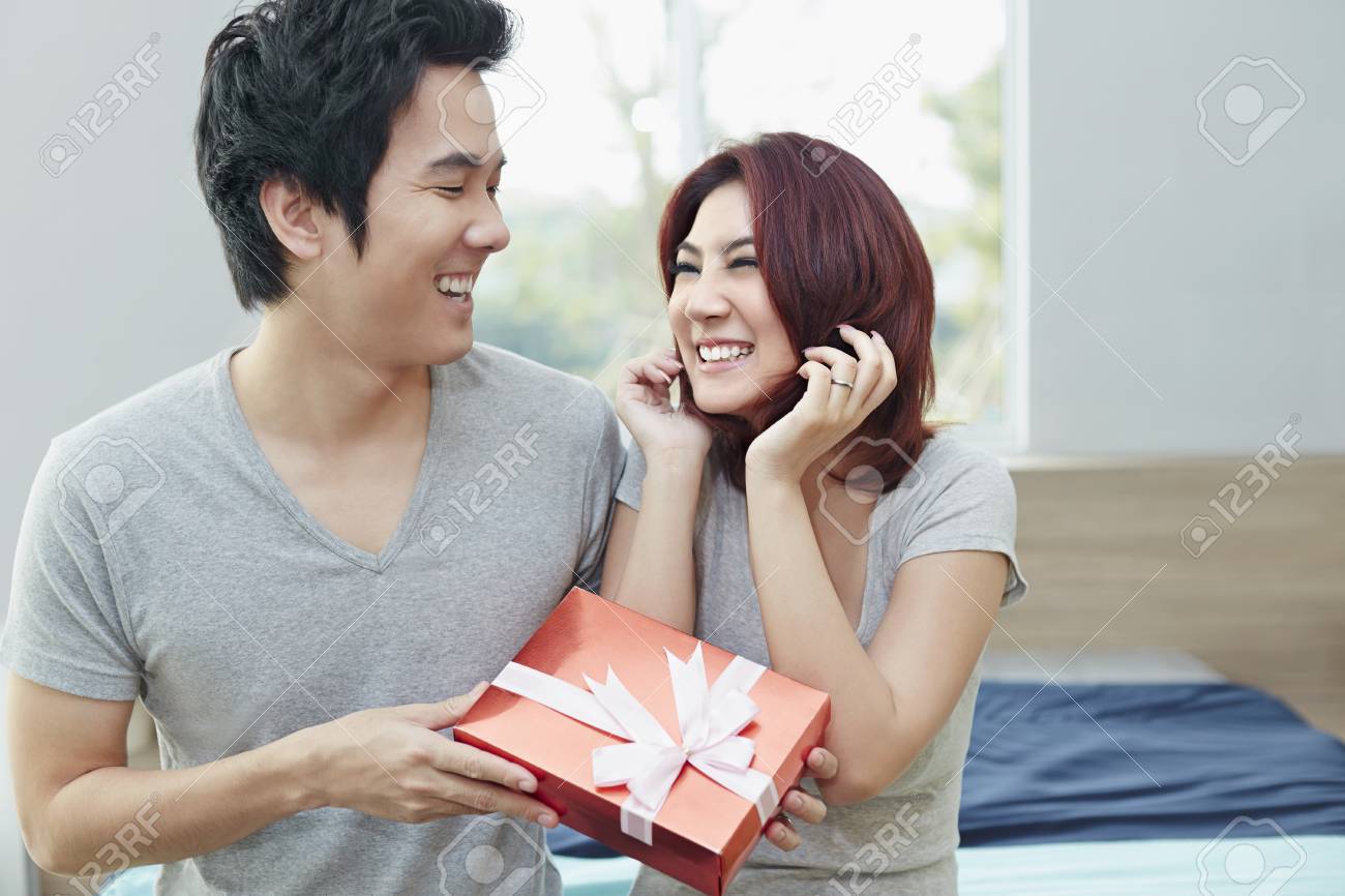 gifts boyfriends give girlfriends