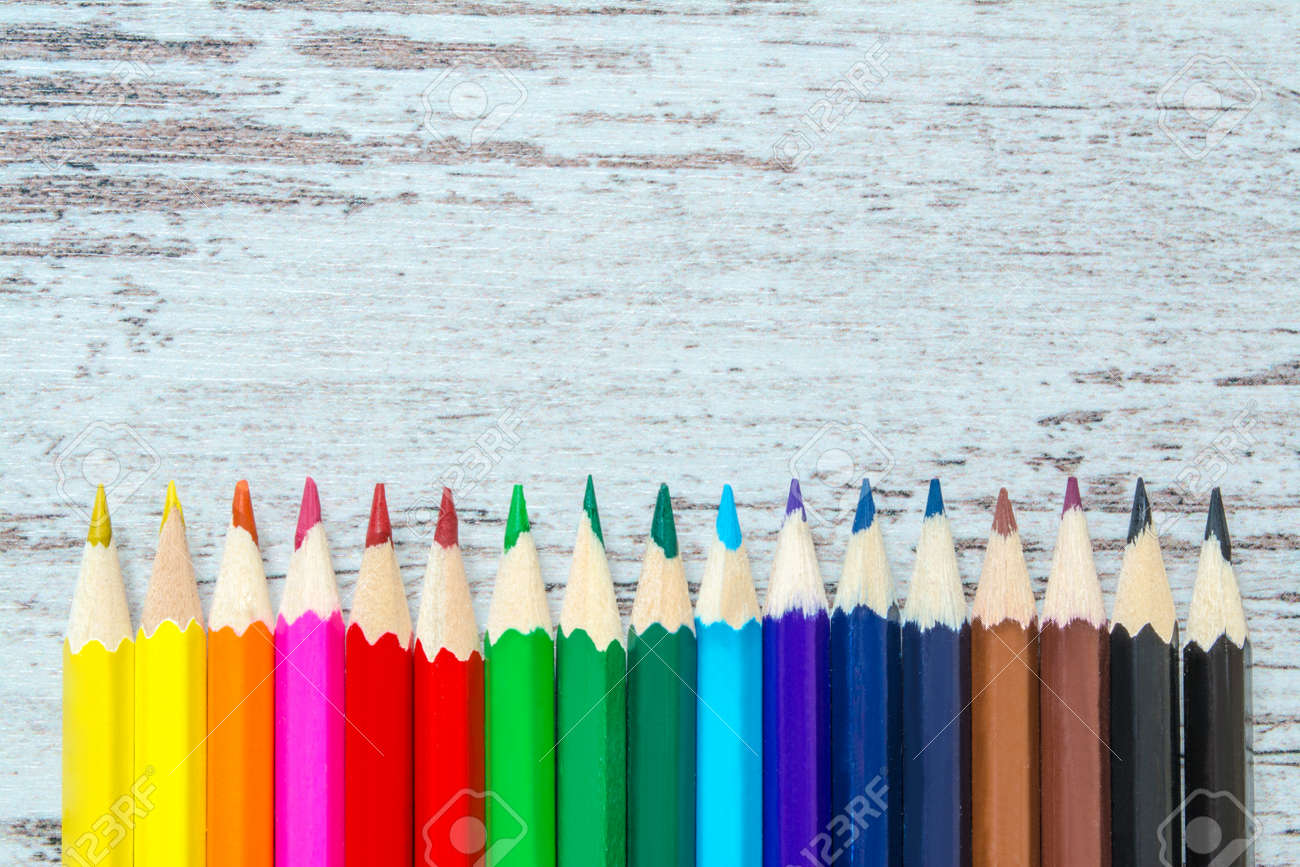 Os Lapis Coloridos Coloridos Fecham Se Acima Da Macro Para Baixo Em Um Fundo De Madeira Do Vintage Placas Vestidas De Madeira Com Quebras Vista Do Topo Fotos Retratos Imagenes Y Fotografia De