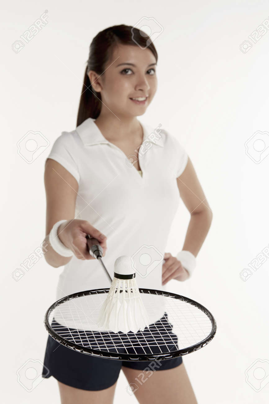 羽根のバドミントン ラケットを保持している女性がその上に配置 の写真素材 画像素材 Image