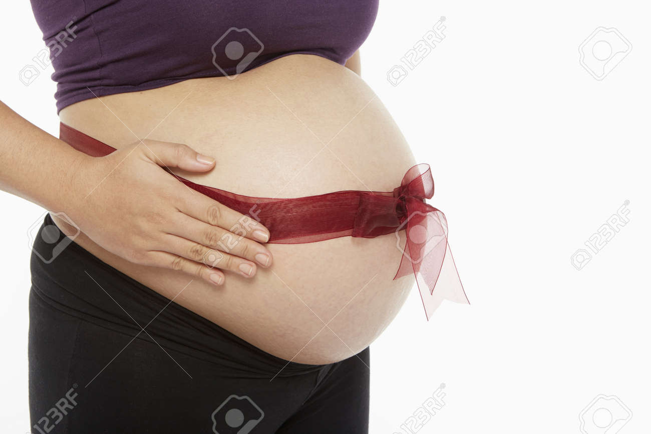 彼女のお腹に巻いてリボンと妊娠中の女性 の写真素材 画像素材 Image
