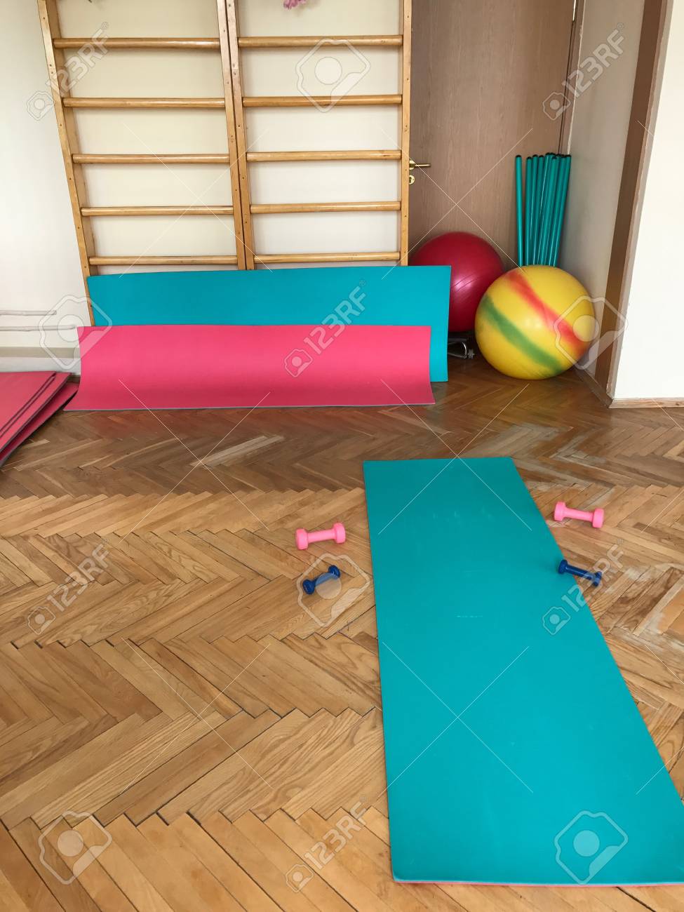 Equipo De La Sala De Entrenamiento Fisico Terapeutico Las