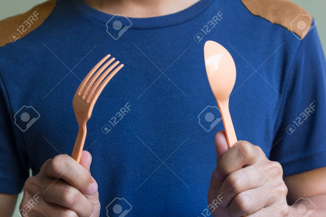 Ein Mann Der Loffel Und Gabel In Der Hand Lizenzfreie Fotos Bilder Und Stock Fotografie Image 35069009