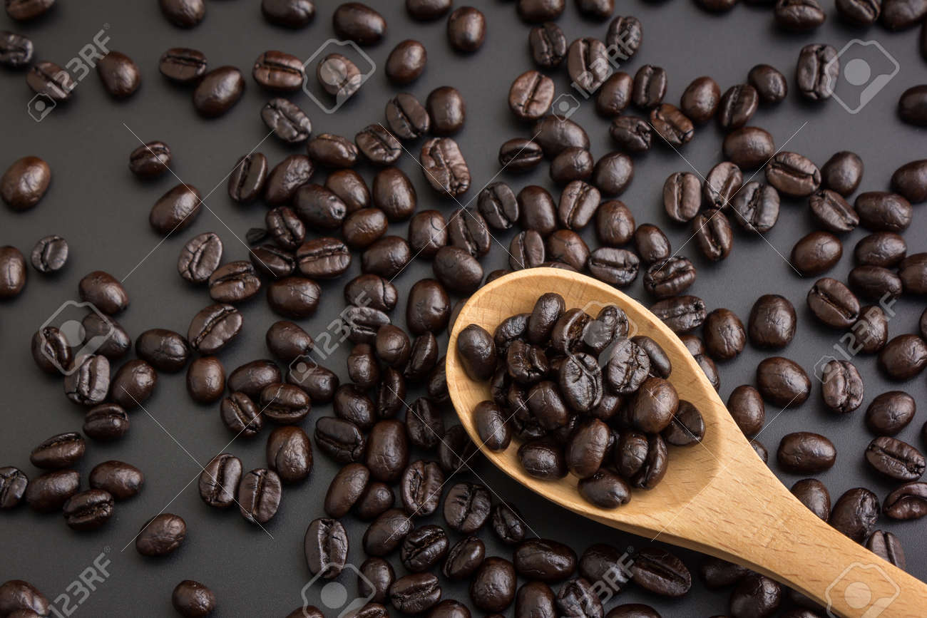 トップ ビューでコーヒー豆の焙煎と木のスプーン の写真素材 画像素材 Image