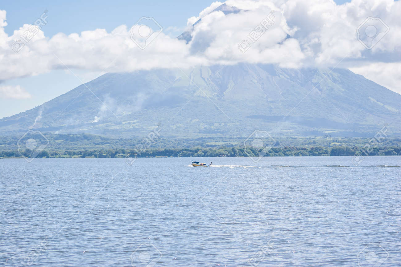 ニカラグア湖と背景 オメテペ島 リバス ニカラグアのコンセプシオン ヴルカーノ の写真素材 画像素材 Image ニカラグア湖と背景 オメテペ島 リバス ニカラグアのコンセプシオン ヴルカーノ の写真素材 画像素材 Image