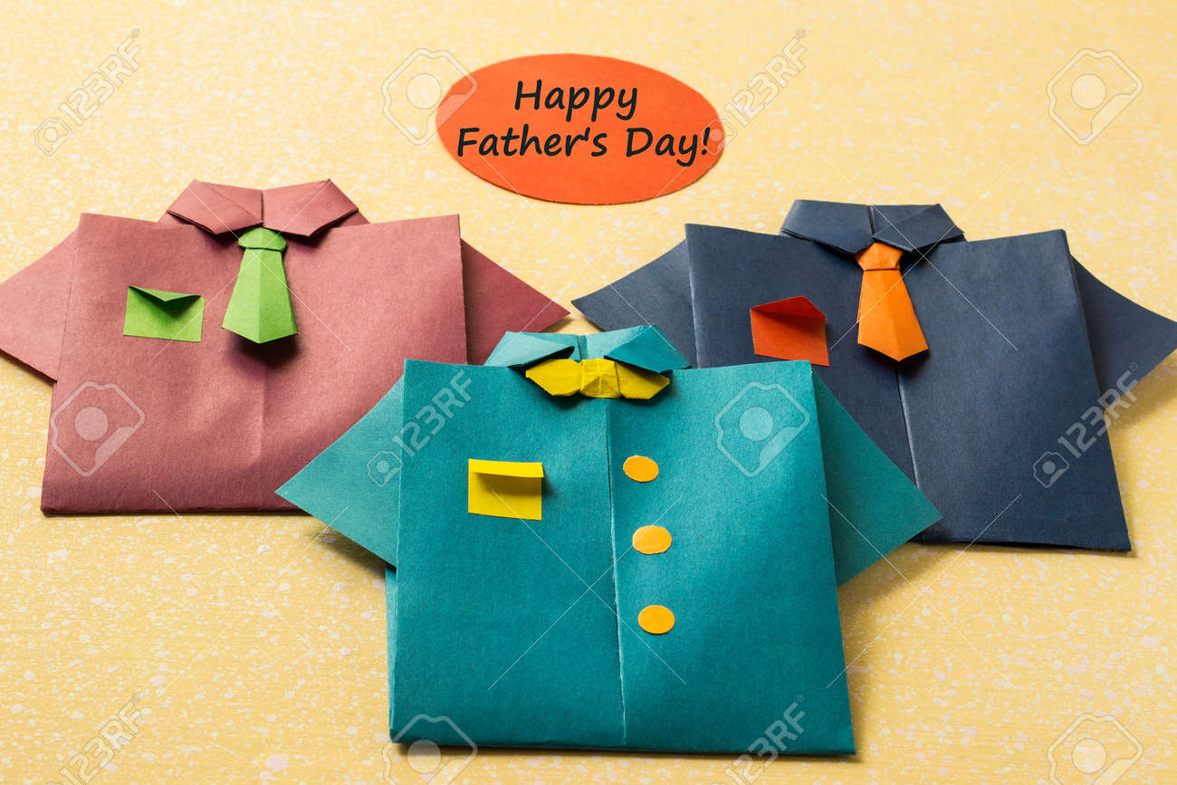 父の日デザインの要素 折り紙テクニック 碑文の紙製シャツ 幸せな父の日 の写真素材 画像素材 Image