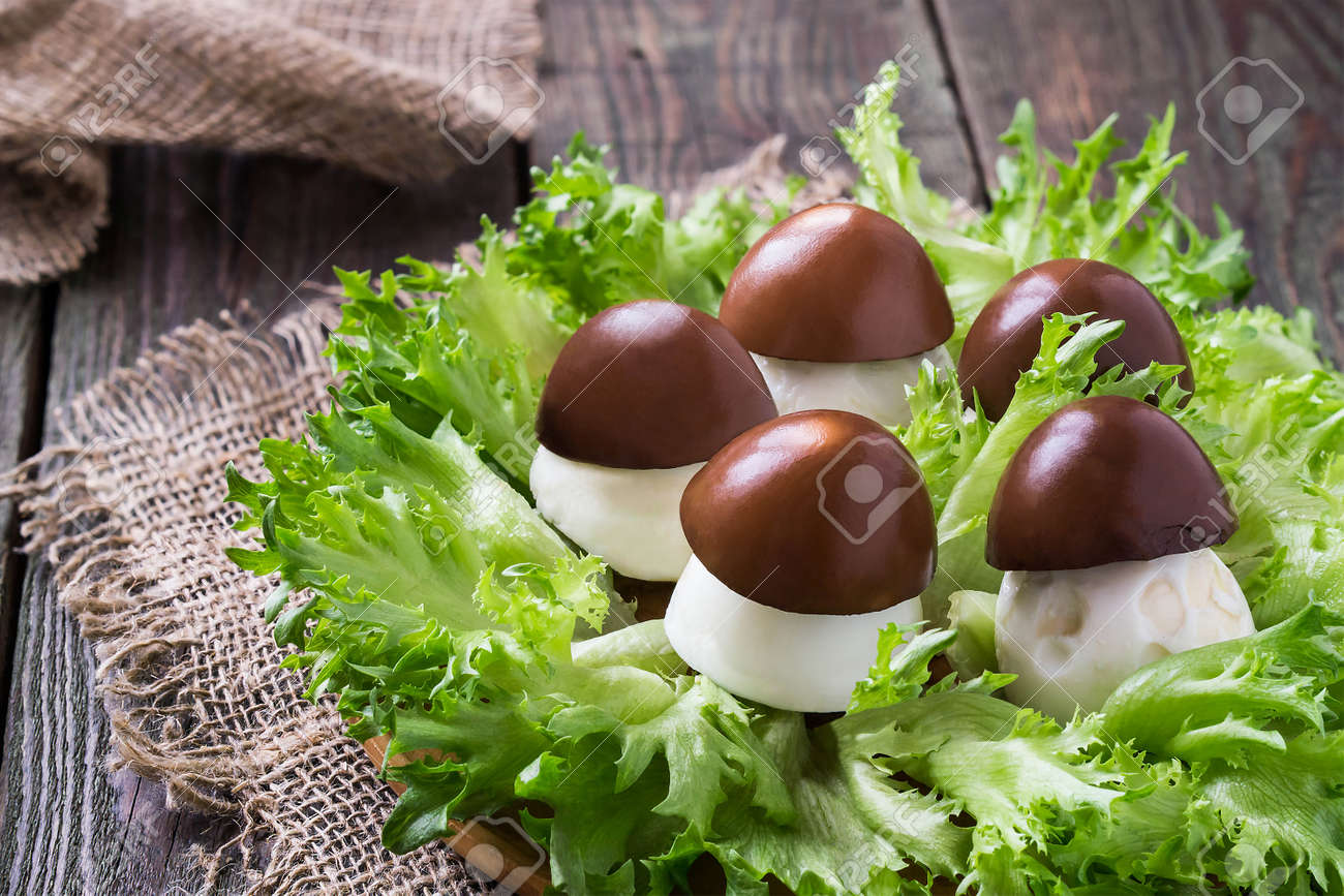 Aperitif Original D Oeufs Farcis Sous Forme De Cepes Sur Des