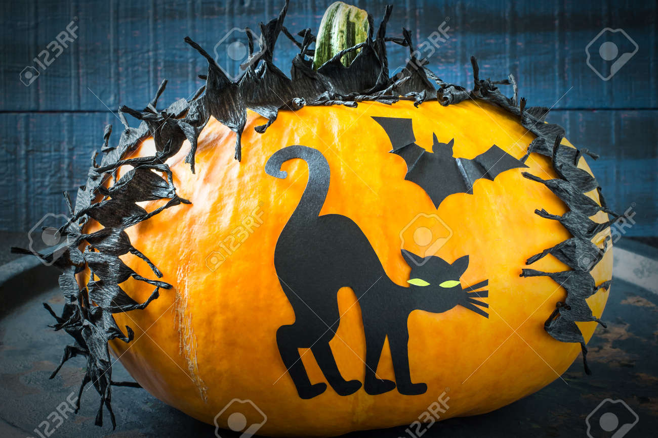 Idee De Decoration Maison Pour Halloween Application Ruban Barbele En Papier Crepon Noir Et Chat Sur Citrouille Le Design Original Dans Le Style D Halloween Photo Teintee Banque D Images Et Photos Libres De