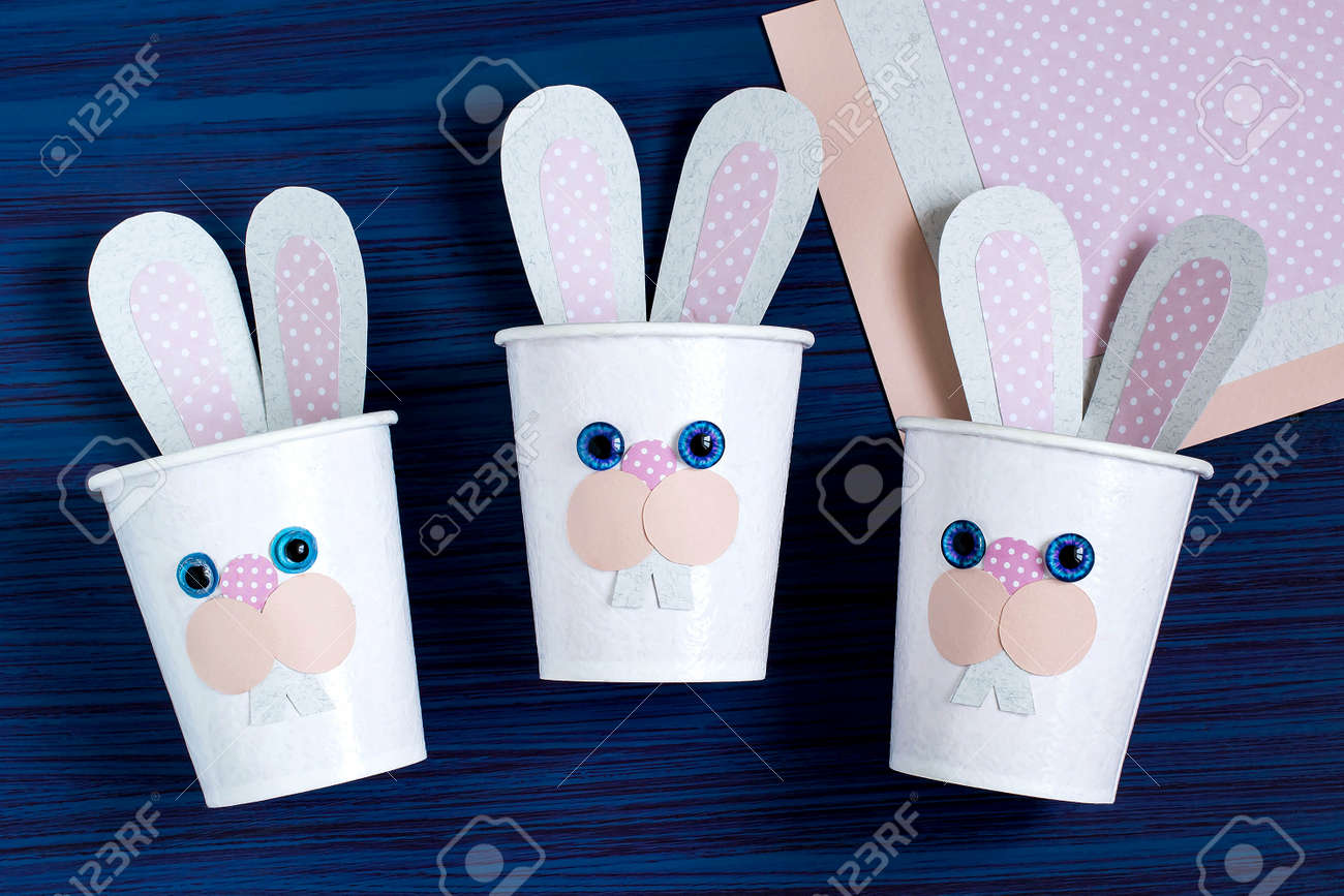 自家製お菓子とイースターうさぎの形のお菓子の紙コップからボックス作り 現在の子どもたち Diy のコンセプトです 一歩一歩手順を写真します ステップ 6 最終的な結果 の写真素材 画像素材 Image