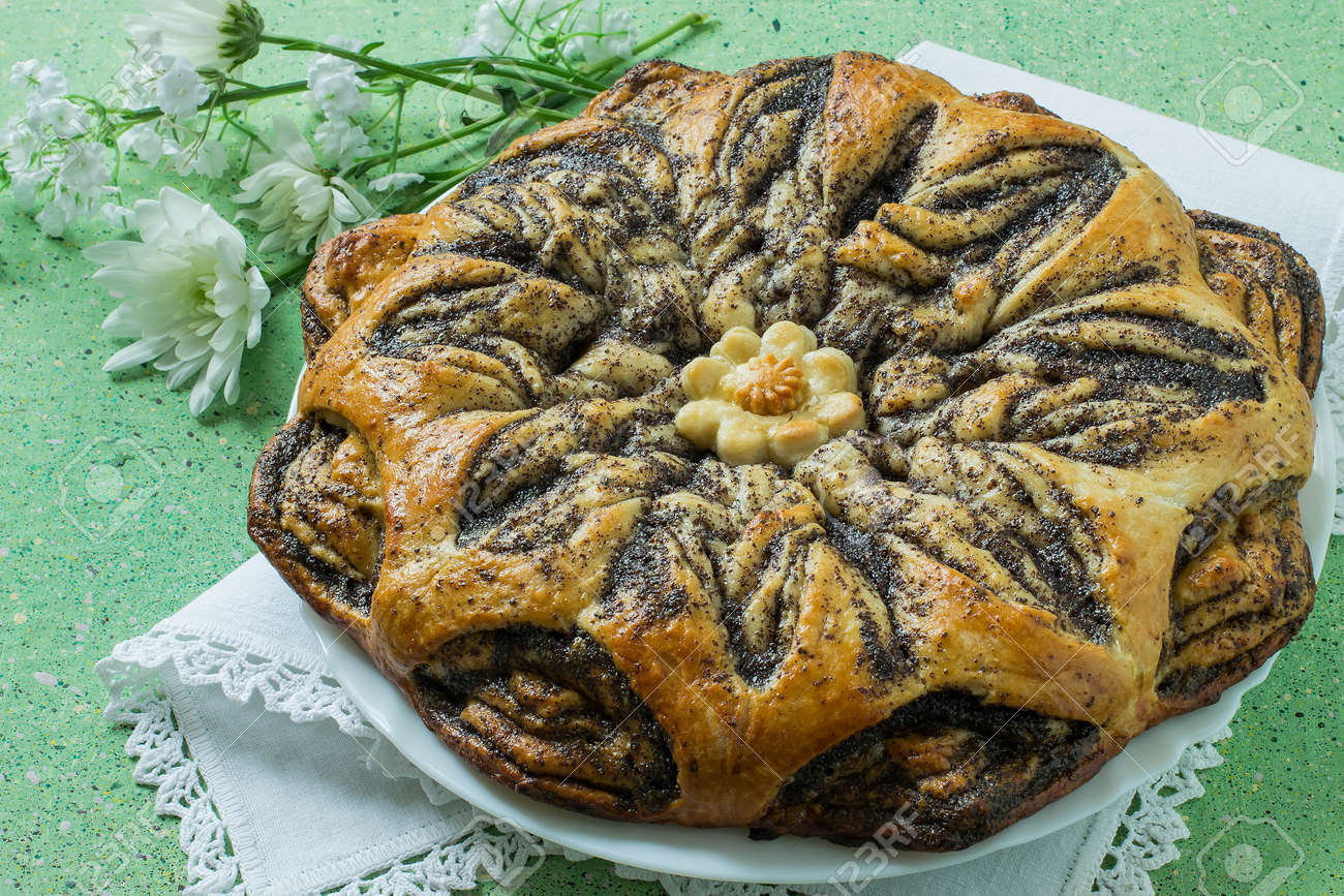 イーストこね粉から創造的な自家製ケーキ 元は ケシの実と花の形のりんごパイを編組 母の日 誕生日 記念日のお祝いデザート の写真素材 画像素材 Image イーストこね粉から創造的な自家製ケーキ 元は ケシの実と花の形のりんごパイを編組 母の日 誕生日 記念日のお祝いデザート の写真素材 画像素材 Image