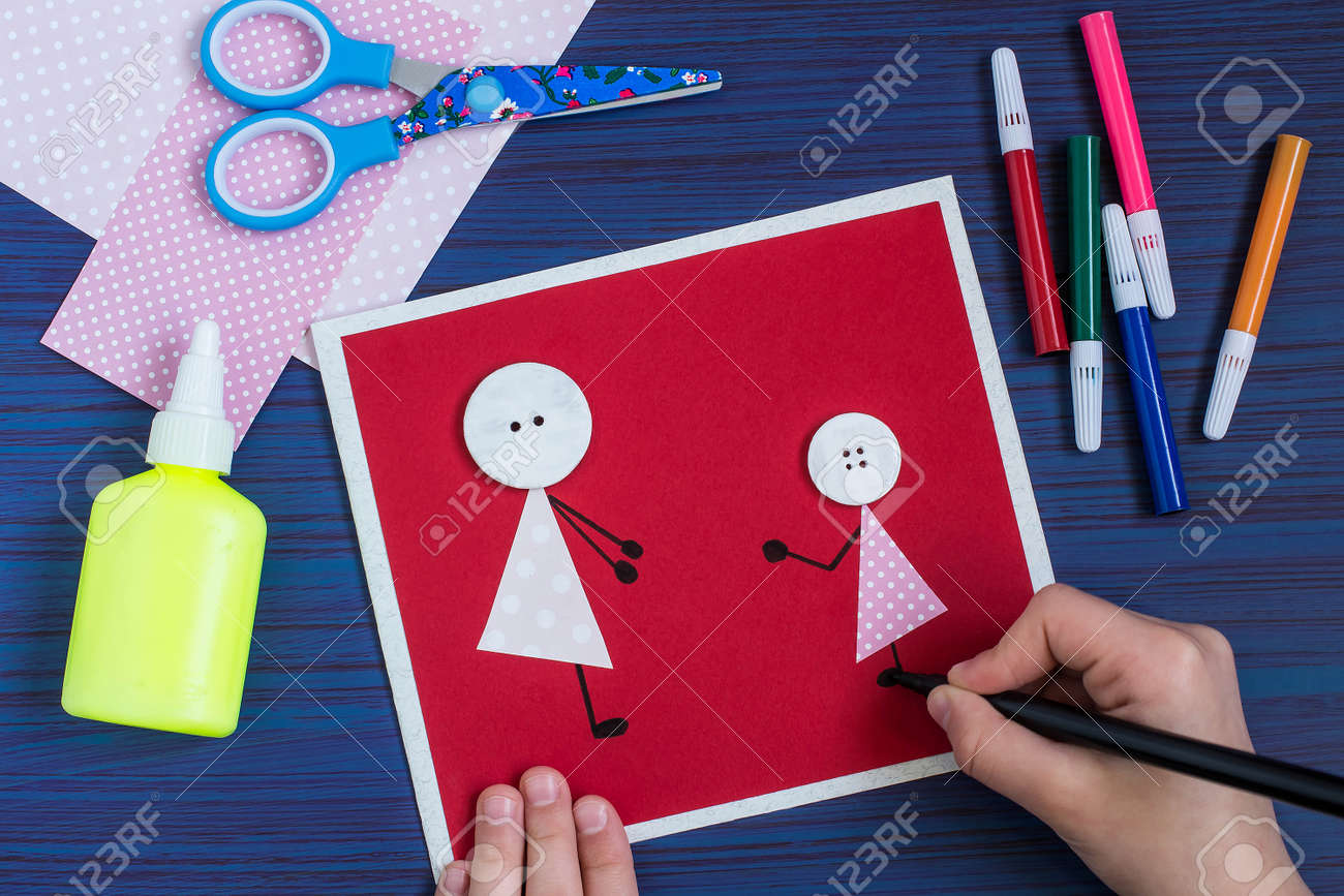 Faire Une Carte De Voeux Pour La Fete Des Meres Projet D Art Pour Enfants Concept De Bricolage Photo Etape Etape Par Etape Etape 4 Creation D Images De La Mere Et De La Fille