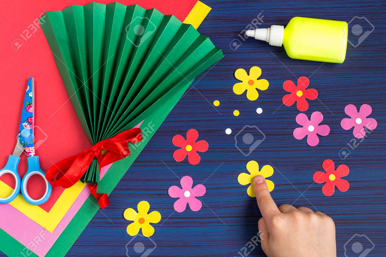 Faire Un Cadeau Pour La Fête Des Mères Par Lenfant Bouquet Coloré De Fleurs En Papier Projet Dart Pour Enfants Concept De Bricolage Photo étape