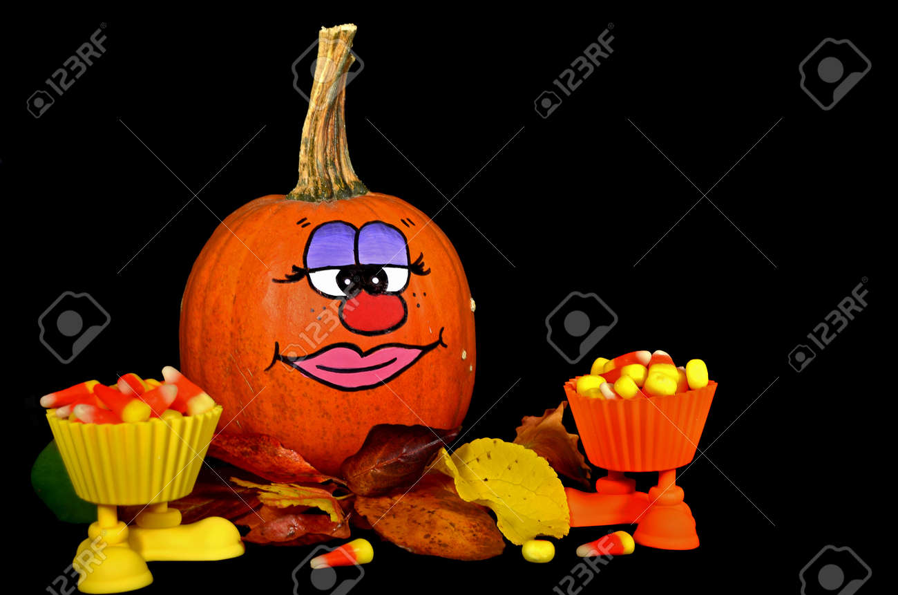 Spass Gesicht Auf Kurbis Mit Mais Sussigkeiten Tassen Bemalt Lizenzfreie Fotos Bilder Und Stock Fotografie Image 11068349