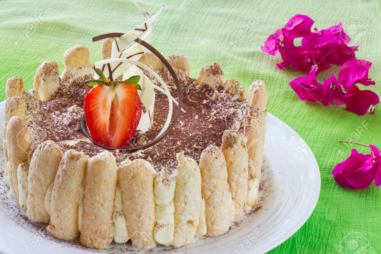 イタリアのデザートのティラミス ケーキはイチゴとチョコレートで飾られて の写真素材 画像素材 Image 16664030