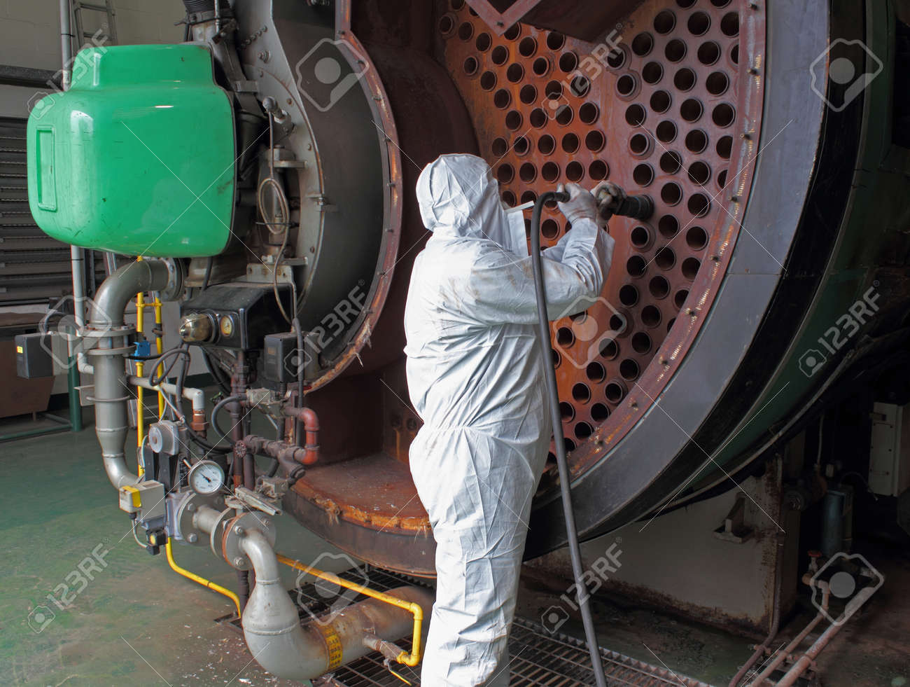 清掃中 工業用蒸気ボイラー の写真素材 画像素材 Image