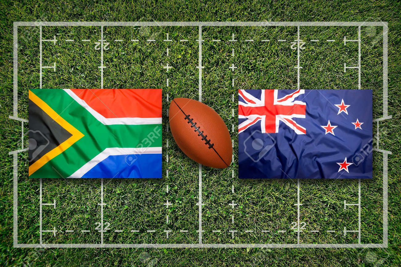 Drapeaux De L Afrique Du Sud Contre La Nouvelle Zelande Sur Le Terrain De Rugby Vert Banque D Images Et Photos Libres De Droits Image 73167063