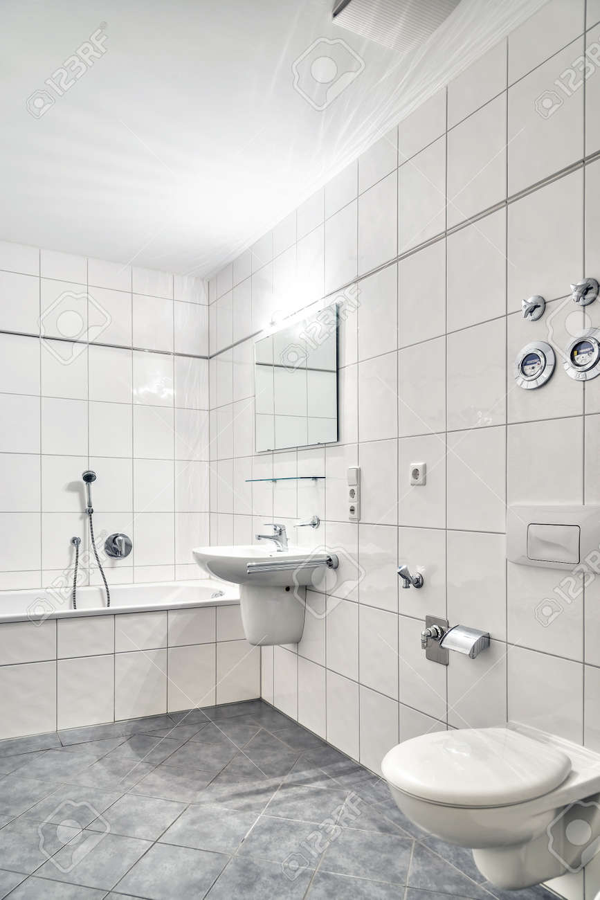 白いタイル張りのバスルーム トイレ 浴槽 トイレ ミラー付け の写真素材 画像素材 Image