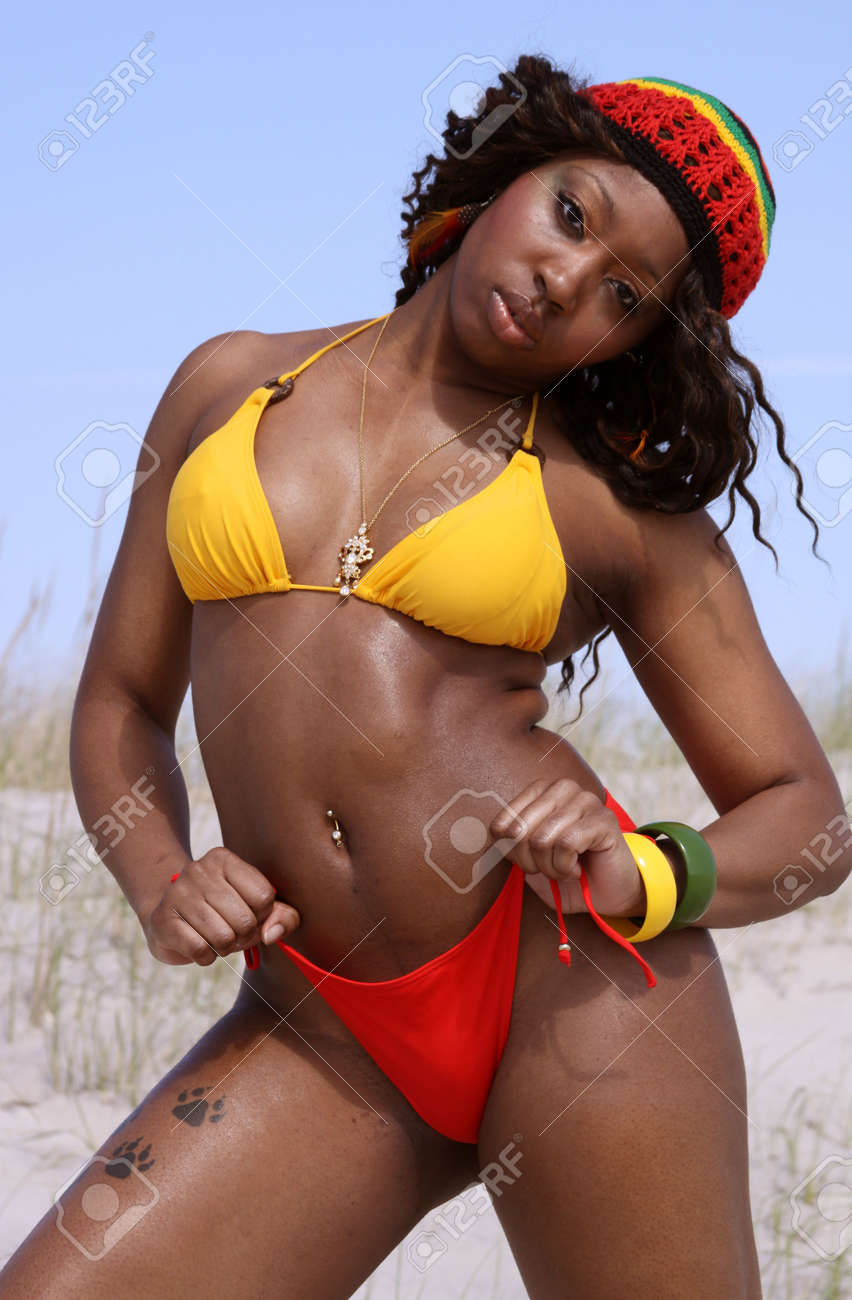 Posando en bikini Girl sucking multiple cocks