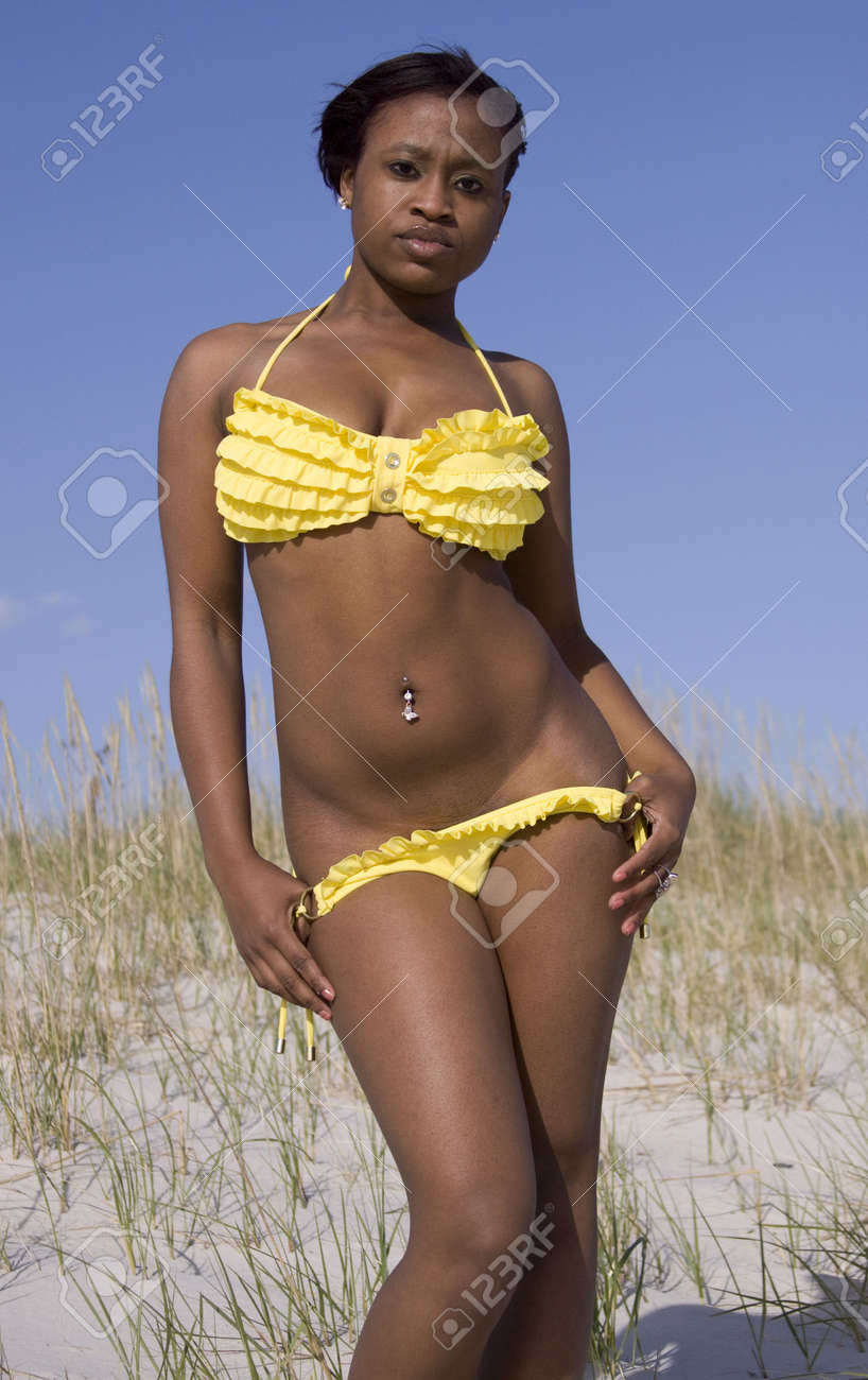熱帯のビキニの可愛い人 の写真素材 画像素材 Image
