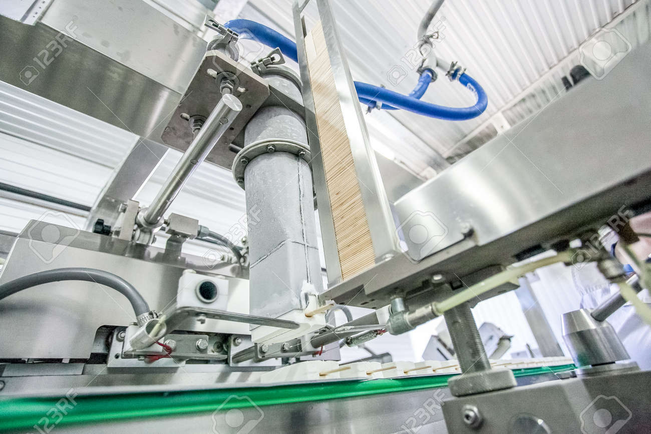 白い棒アイス クリーム コンベア工場での生産 の写真素材 画像素材 Image