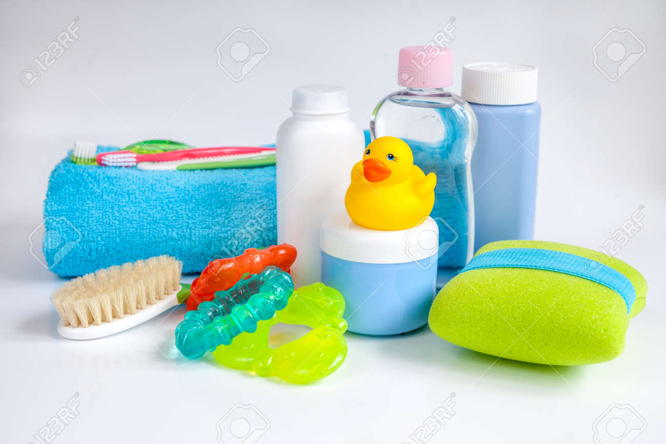 Accessoires Pour Bebe Pour Le Bain Avec Le Canard Sur Fond Blanc Banque D Images Et Photos Libres De Droits Image