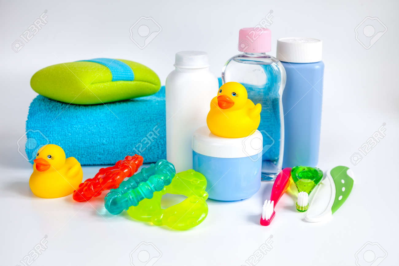 Accessoires Pour Bebe Pour Le Bain Avec Le Canard Sur Fond Blanc Banque D Images Et Photos Libres De Droits Image