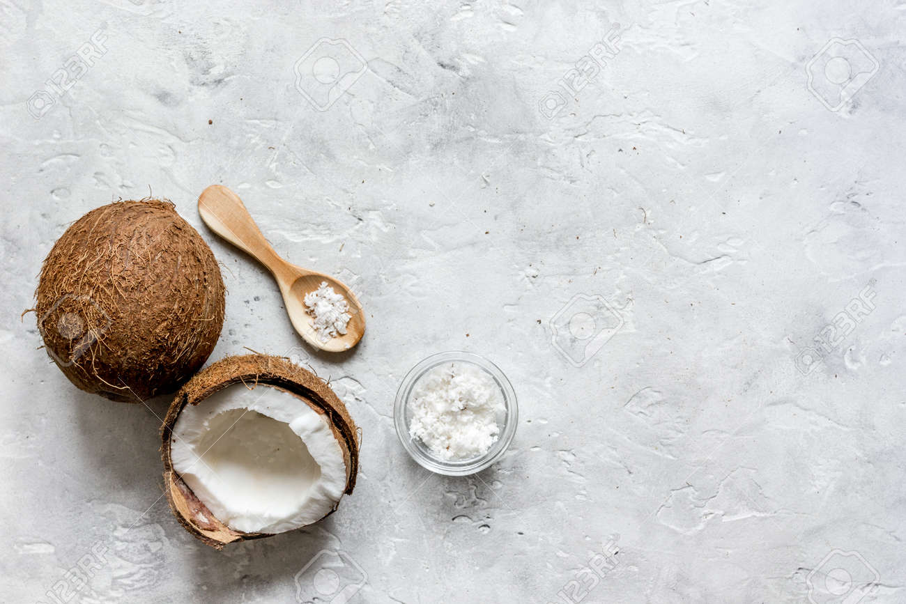 aceite de coco en el cuerpo
