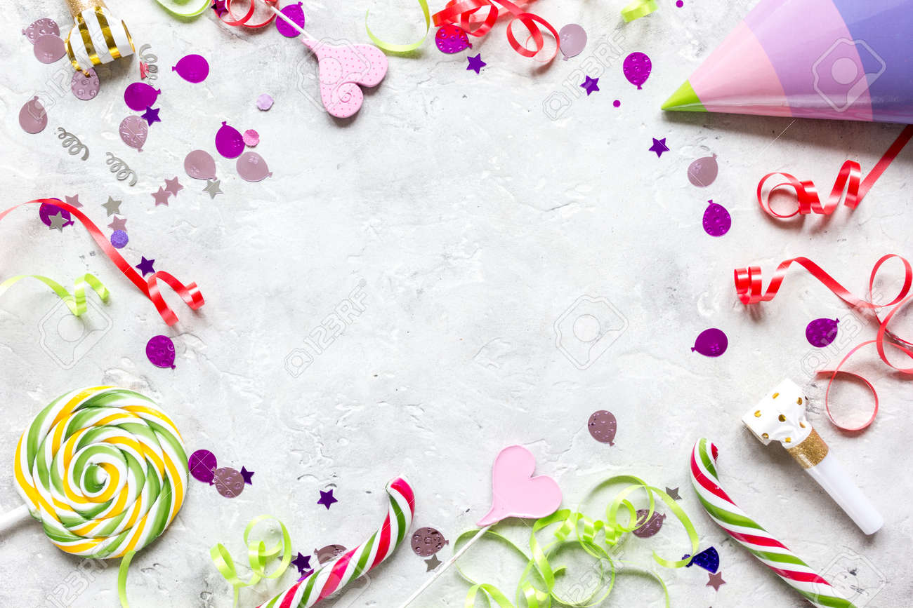 Conception De Fete D Anniversaire Avec Des Confettis Colores Sur Fond De Table En Pierre Vue De Dessus Espace Pour Le Texte Banque D Images Et Photos Libres De Droits Image
