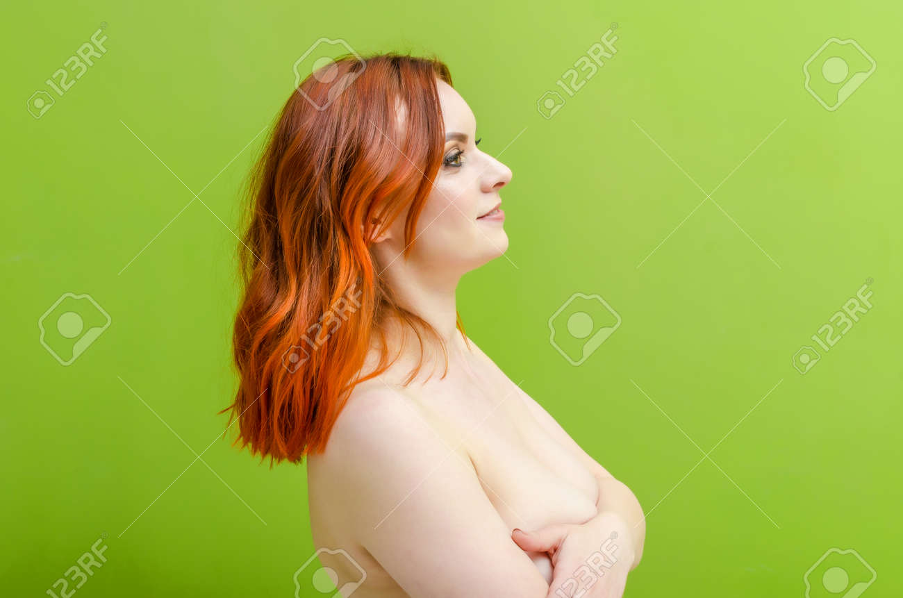 裸体-髪吊 - 画像  丸い吊り下げシート、白い布の上に横たわっている美しい裸の女性。女性の健康。セクシュアリティ。の写真素材・画像素材 Image 150714000