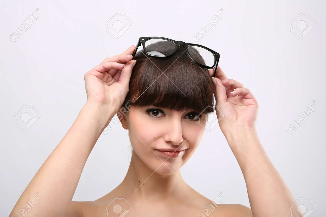 面白い表現 ピンクの背景のメガネをかけて面白い表現と美しい女性 の写真素材 画像素材 Image