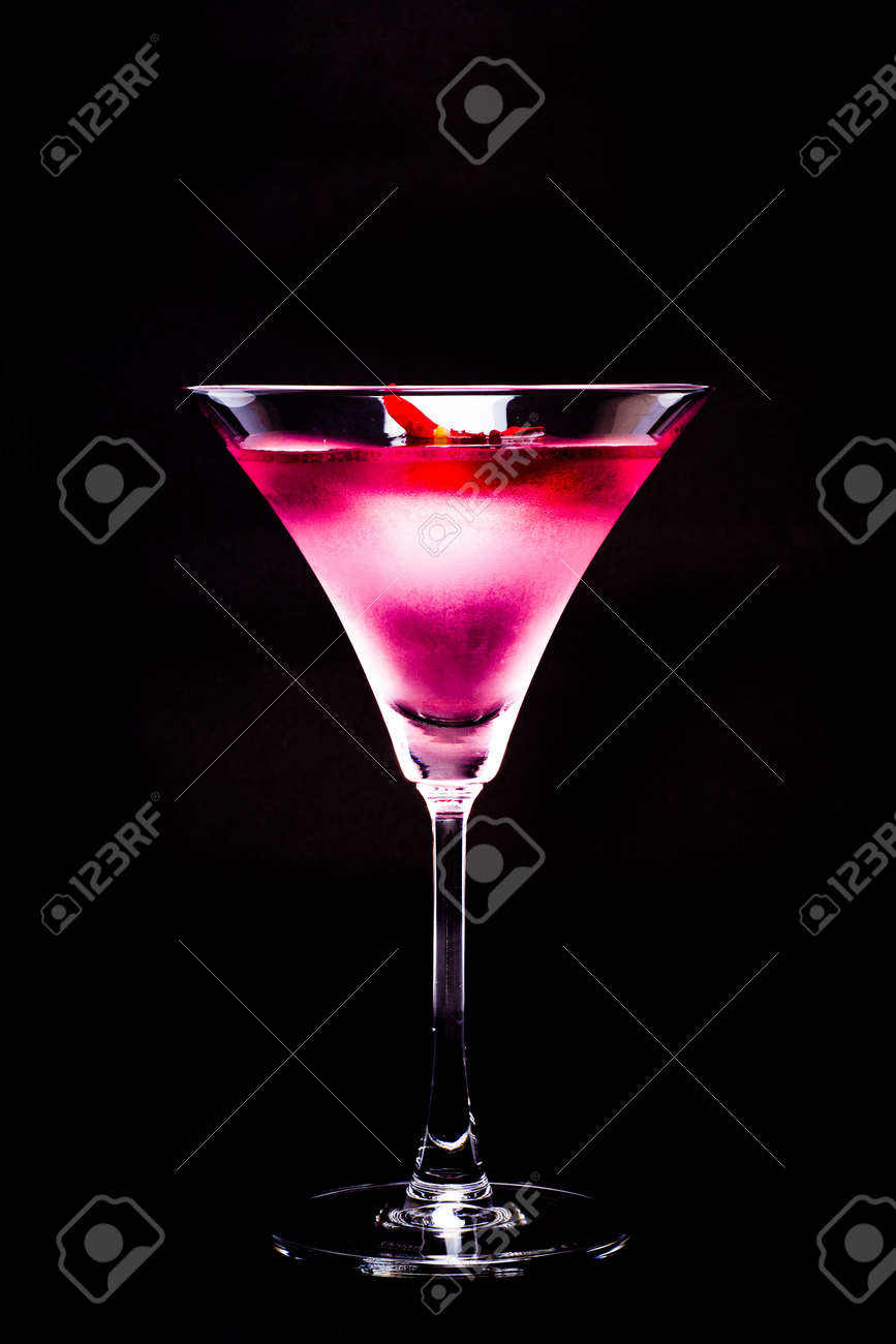 黒い背景の上でバラと国際色豊かなカクテル の写真素材 画像素材 Image