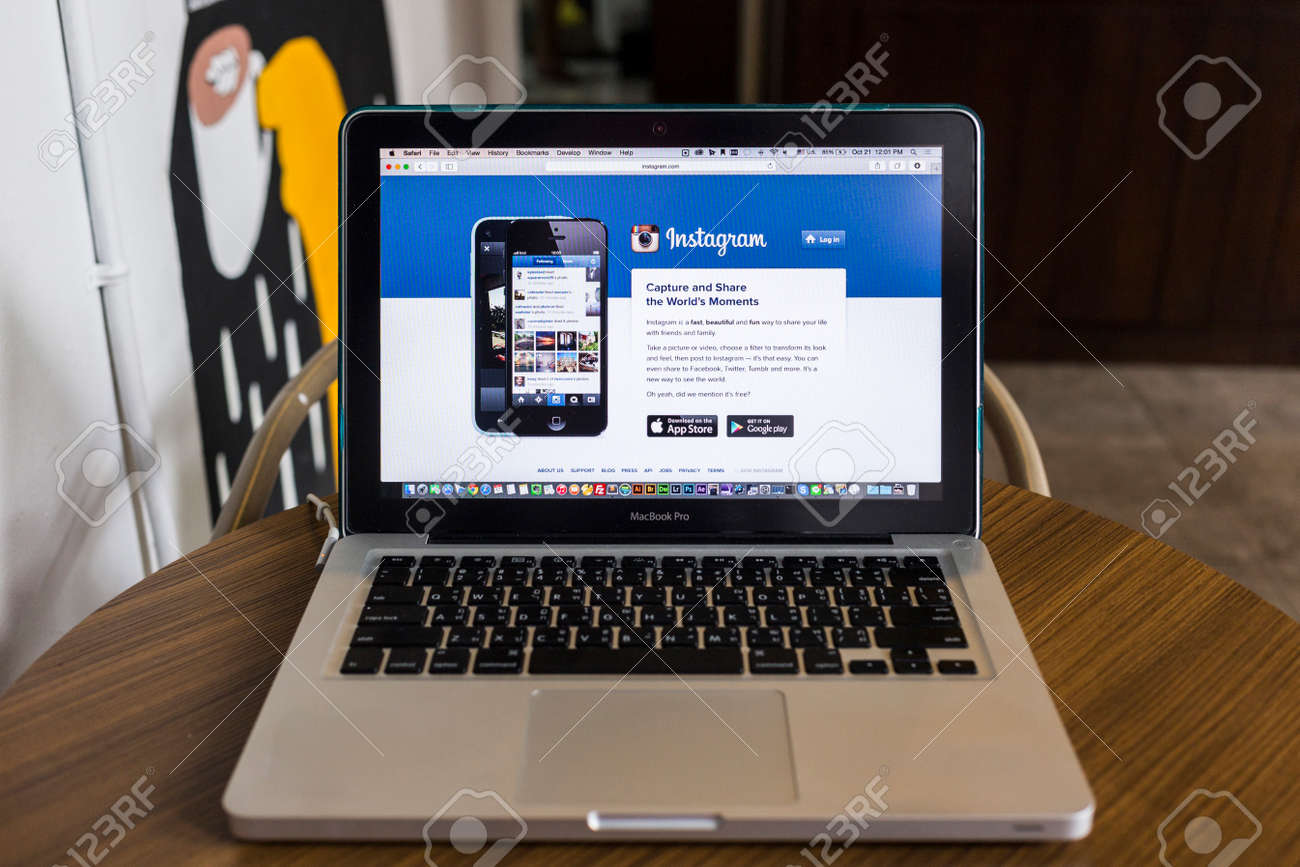 치앙마이, 태국 - 년 10 월 (21) 2014 년 : 애플 맥북 프로를 사용하여 인스 타 그램 응용 프로그램에 로그인합니다. 인스  타 그램은 세계에서 가장 크고 가장 인기있는 사진 소셜 네트워킹 사이트입니다.