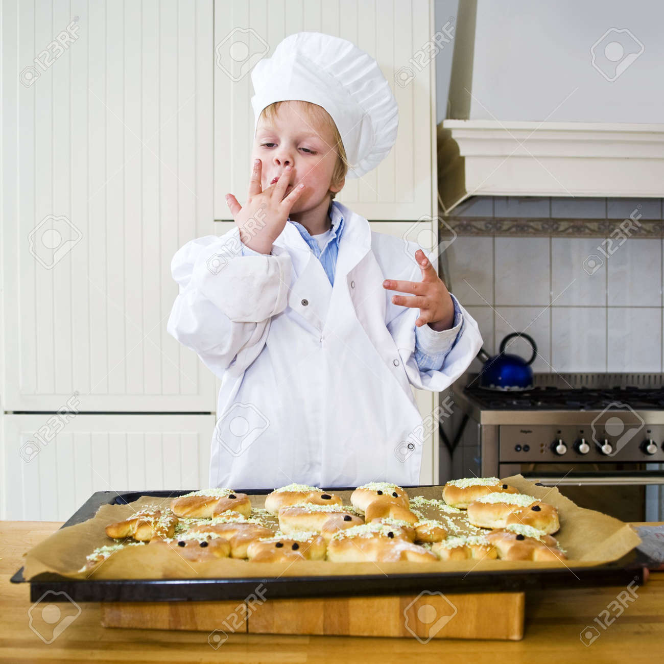 Un Pequeño Niño, De Chef, Sus Dedos, Lo Que Demuestra Lo Que El Pan Horneado Saborearán Retratos, Imágenes Y Fotografía De Archivo Libres De Derecho. Image 4678751.