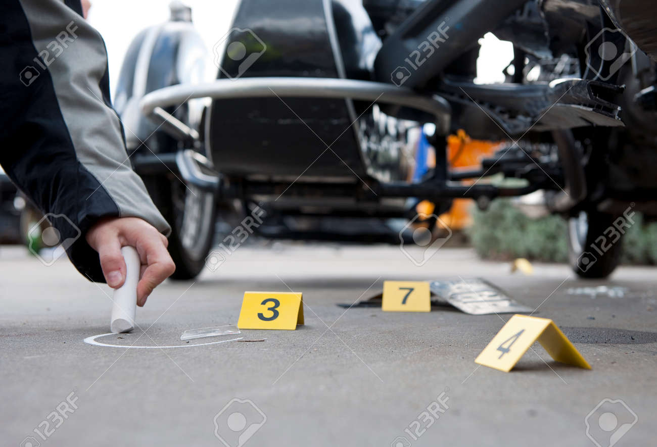 婦警さんの手にガラスの部分の周りのチョークで円を描画での自動車事故のサイトでフォレンジック の写真素材 画像素材 Image