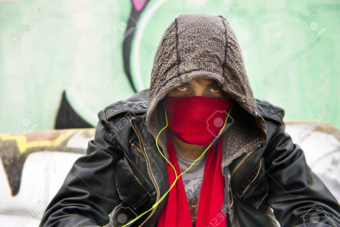 フード付き図は、彼の鼻と、自分自身を隠すために口の前にスカーフを身  
