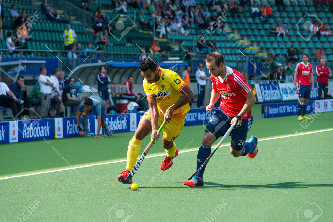 La Haya Holanda El 2 De Junio Ingles Catlin Alcanza Para Que La Pelota Deje De Prisa Por El Jugador Indio Raveendran Durante La Copa Mundial De Hockey De 2014 En