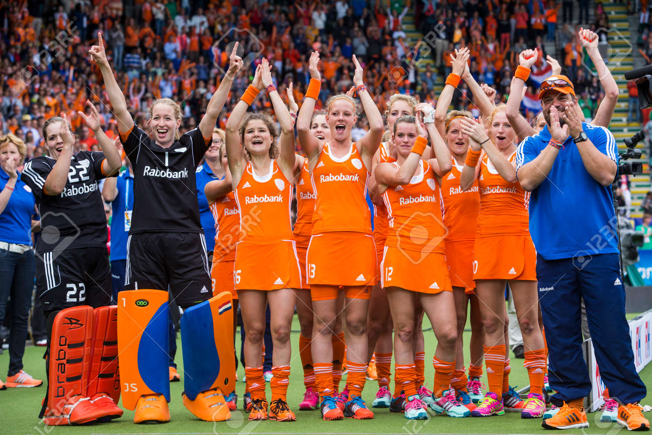 Den Haag Niederlande 14 Juni Die Niederlandische Frauen Eishockey Team Feiert Nach Dem Gewinn Der Eishockey Wm Schlagen Australien 2 0 Lizenzfreie Fotos Bilder Und Stock Fotografie Image 29151713