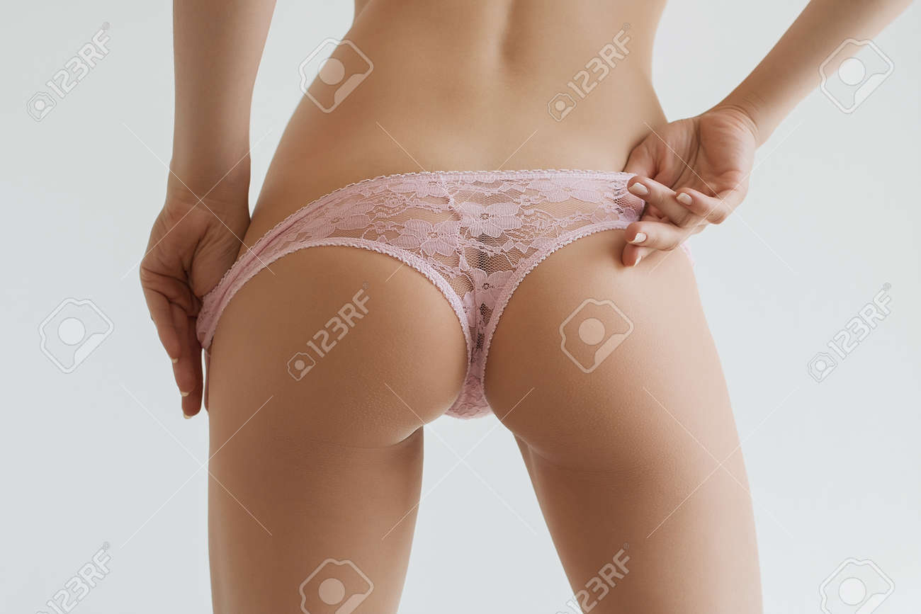 ピンクのビキニでセクシーな背中の美しい女性モデル の写真素材 画像素材 Image