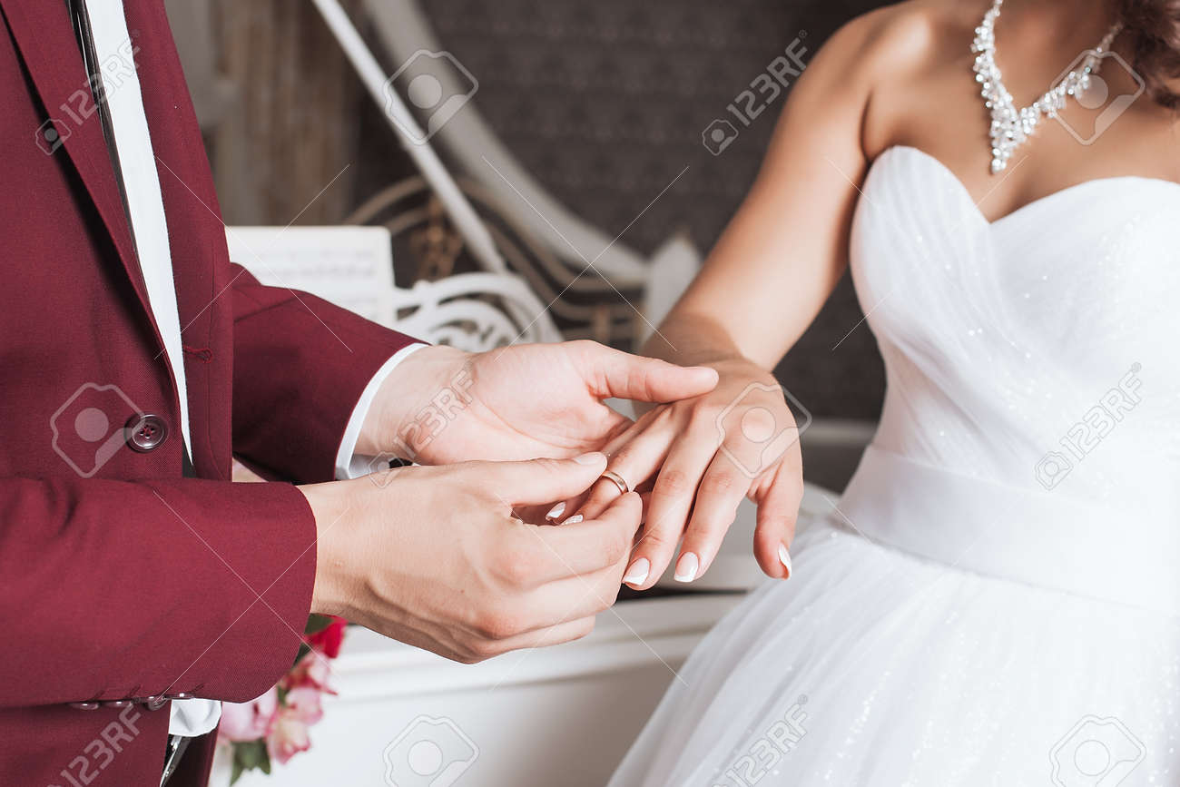 結婚指輪と新郎新婦の手 若い結婚式セレモニー 結婚 男と女の愛 2 つの幸せな人になって家族を祝う の写真素材 画像素材 Image