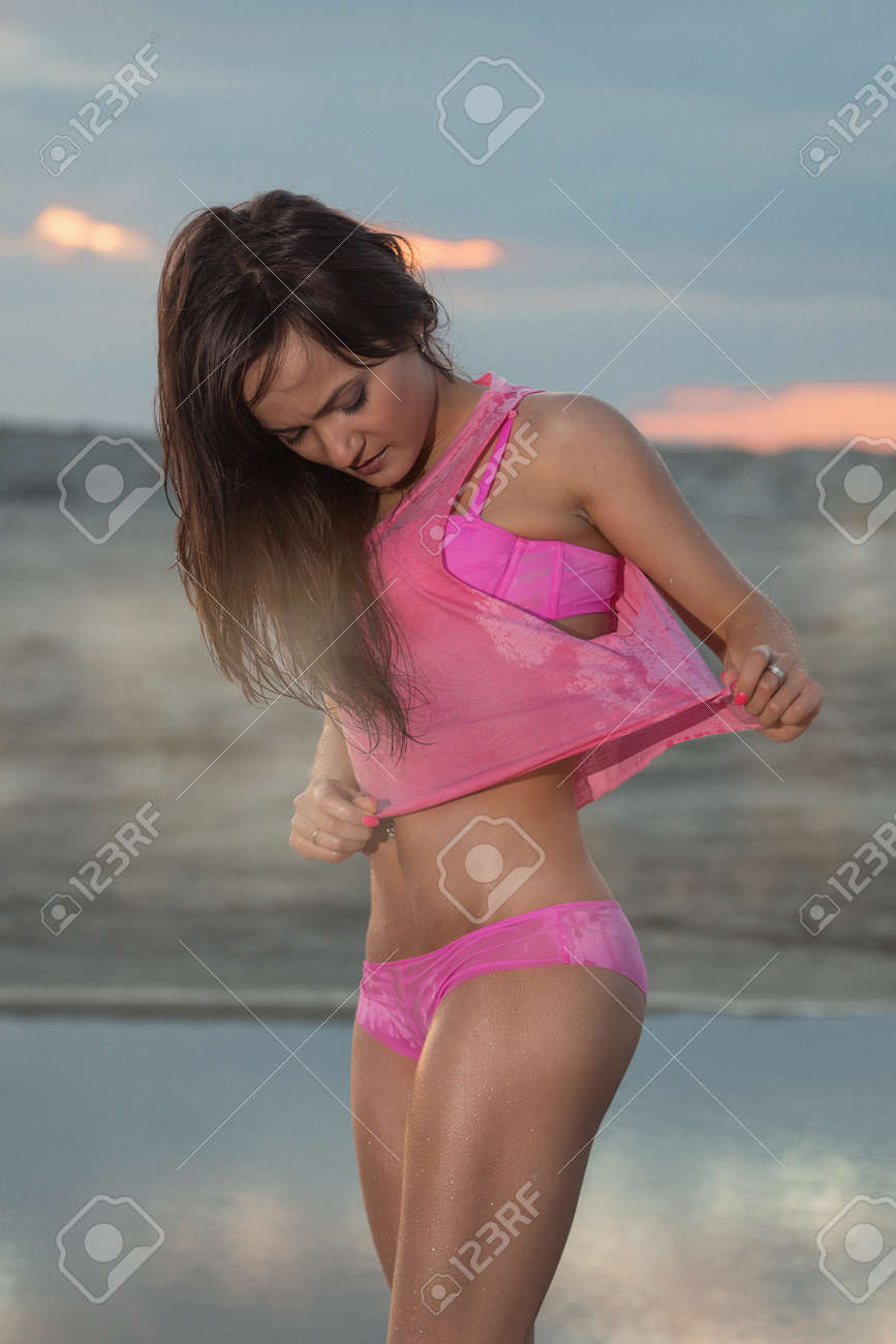 Девушка В Розовом Белье На Пляже Фотография, картинки, изображения и  сток-фотография без роялти. Image 71810458